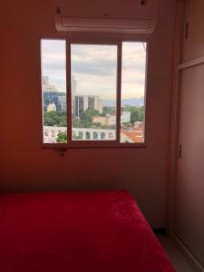 里约热内卢Cobertura com Piscina na Lapa的一间卧室设有窗户,享有城市美景
