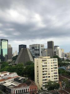 里约热内卢Cobertura com Piscina na Lapa的享有城市和高楼的景色