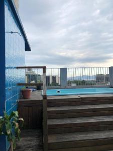 里约热内卢Cobertura com Piscina na Lapa的建筑物屋顶上的游泳池