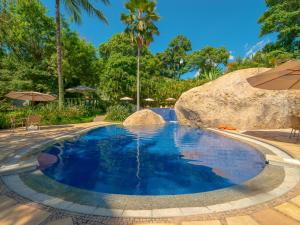 伊利亚贝拉里尔维拉贝拉酒店的一座拥有大岩石和蓝色海水的游泳池