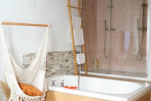 土伦Ode à l'amour : studio intimiste的带淋浴的浴室内的吊床