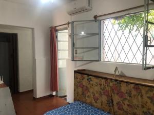 萨尔托Las Abuelas的一间设有窗户的房间和一张位于房间的床