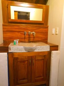 圣克里斯托瓦尔-德拉斯卡萨斯Hotel Pepen的一间带水槽和镜子的浴室
