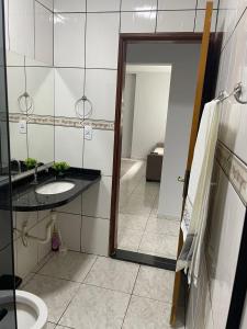 阿纳波利斯Apartamento amplo, confortável e equipado - Apt 101的一间带水槽和卫生间的浴室