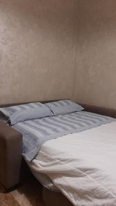 皮亚琴察Locazione Turistica Da Titty的床上有2个蓝色枕头