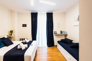 米兰Gegix's Rooms Milano的一间卧室设有两张床和窗户。