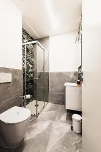 米兰Gegix's Rooms Milano的一间带卫生间和淋浴的浴室