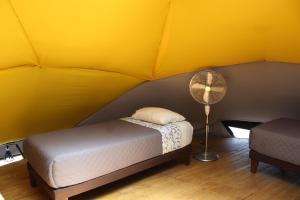 CoincoRetroDOMOS的黄色客房 - 带床和风扇