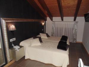 Langa de Duero里贝拉德兰加酒店的一间卧室配有两张床,内配电话
