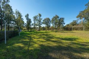 圣塔伦Fantástica Casa de Campo com Piscina perto de Lisboa的草地上有两个足球目标的场地