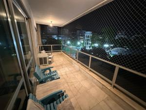 里约热内卢Quarto Aconchegante的阳台,晚上可欣赏到城市景观