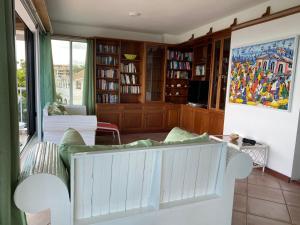 博卡奇卡Hotel Neptuno Refugio的带沙发和书架的客厅