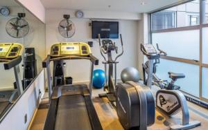 惠灵顿Naumi Hotel Wellington的健身房设有跑步机,健身房提供健身自行车