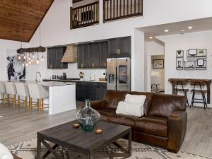 奥德维尔Copper Rock Ridge- Luxury, Pool Table, Hot Tub between Zion and Bryce的客厅以及带沙发和桌子的厨房。