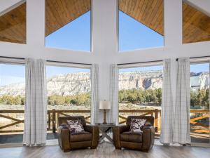 奥德维尔Copper Rock Ridge- Luxury, Pool Table, Hot Tub between Zion and Bryce的客厅设有两把椅子和大窗户