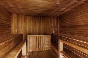 赫尔辛基赫尔辛基亚历山大丽笙酒店的空空的木制桑拿浴室,铺有木地板,拥有墙壁