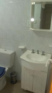 奥拉瓦里亚Mi Lugar的一间带水槽、卫生间和镜子的浴室
