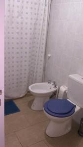 奥拉瓦里亚Mi Lugar的浴室配有卫生间、坐浴盆和盥洗盆。