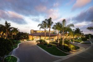 卡尔斯巴德The Westin Carlsbad Resort & Spa的棕榈树和建筑度假村