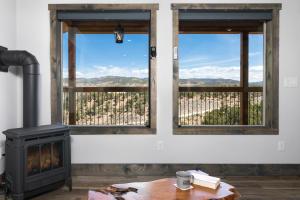 奥德维尔Overlook Cabin. Romantic Views Fire Pit/Hot Tub & Zion Adventure的客房设有炉灶和美景窗户。