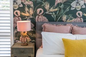 扬巴The Springs - oceanstays的一间卧室配有一张粉红色火烈鸟壁纸的床