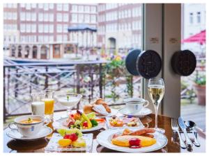 佐世保欧洲豪斯登堡酒店的餐桌,带食物盘和酒杯