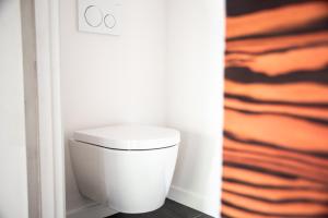 恩西尼塔斯Twelve Senses Retreat, a Member of Design Hotels的一间位于客房角落的带卫生间的浴室