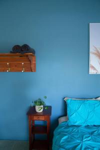 CorryongJardine Lodge - Can sleep 22!的蓝色的房间,配有一张床和一张桌子及床头柜
