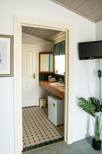 CorryongJardine Lodge - Can sleep 22!的浴室设有门,通往带水槽的浴室