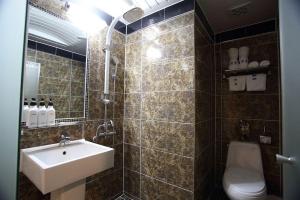 首尔明洞京东酒店的一间带水槽和卫生间的浴室