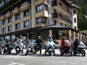 纳斯费尔德山口Biker Hotel Al Gallo Forcello的停在大楼前的一组摩托车