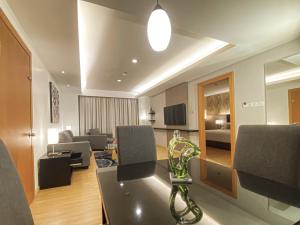 班贾尔马辛FUGO Banjarmasin的带沙发的客厅和带客厅的客厅。