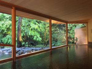 嬉野市大正屋日式旅馆的一座享有森林美景的室内泳池