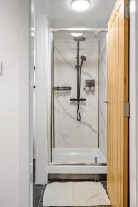 JesmondGreat North Getaways - Newcastle upon Tyne的浴室里设有玻璃门淋浴