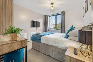 JesmondGreat North Getaways - Newcastle upon Tyne的一间卧室设有一张大床和一个窗户。