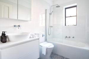 悉尼Manly Cosy Retreat - Short walk to beach的白色的浴室设有水槽和卫生间。
