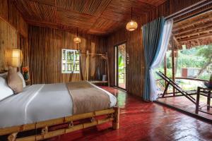 宁平An's Eco Garden Resort的卧室配有一张床铺,位于带木墙的房间内