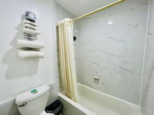布里奇波特GreyStone Inn的带淋浴、卫生间和毛巾的浴室