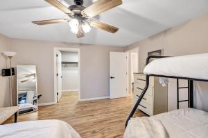 绿湾Hazelwood Haven Duplex的一间卧室设有两张双层床和吊扇