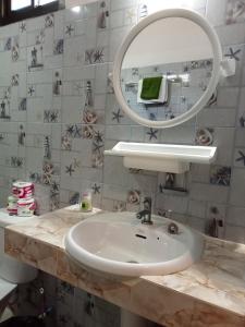 Ban Mo NaeCOWORX Koh Lanta的一间带水槽和镜子的浴室