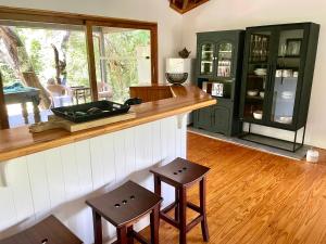 赫卢赫卢韦Imani Bush House & Silver Sky Chalet的厨房配有柜台和2张凳子