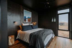 Stokes BayWander on Kangaroo Island的一间带床的卧室,位于带窗户的房间内