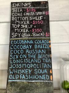 高龙撒冷岛CocoHuts的粉笔牌上带有饮料单的标牌