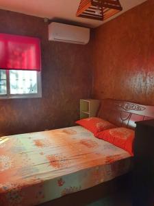 LabattoirMay'Nature的一间卧室配有一张红色墙壁的床