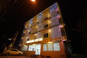 门格洛尔Hotel Mangalore Stay INN的一座建筑,上面有很多灯