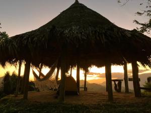 圣玛尔塔La Cima Tayrona的草屋,有帐篷,有日落