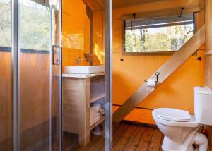 GreenfieldDovestone Holiday Park的一间带卫生间、水槽和窗户的浴室