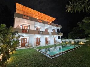 阿杭格默Ohana Surf Guest House的一座大房子,在庭院里设有一个游泳池