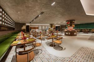 广州广州宾馆（北京路步行街海珠广场地铁站店）的一间在房间内配有桌椅的餐厅