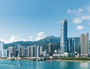 香港荃湾西如⼼酒店的享有摩天大楼和水体的城市美景